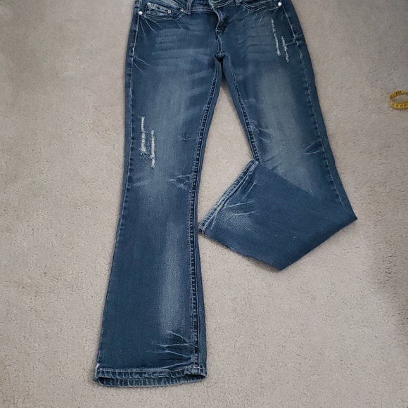 Red Rivet - Picture 6 of 12